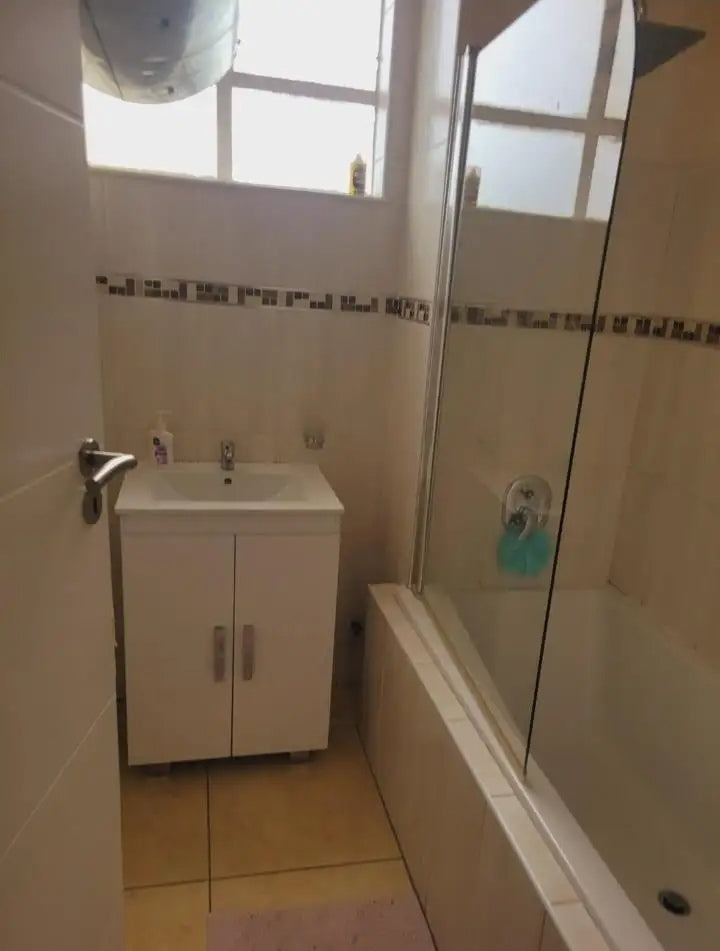 Flat to rent in Montclair