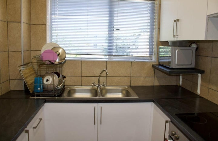 Flat to rent in Rosebank