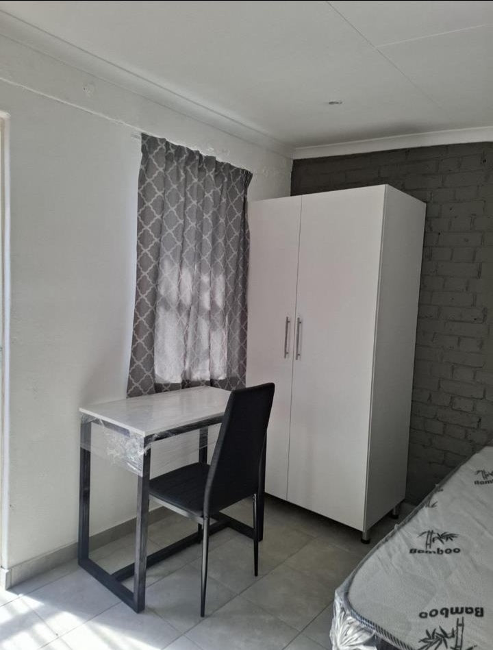 Flat To Rent In Westdene