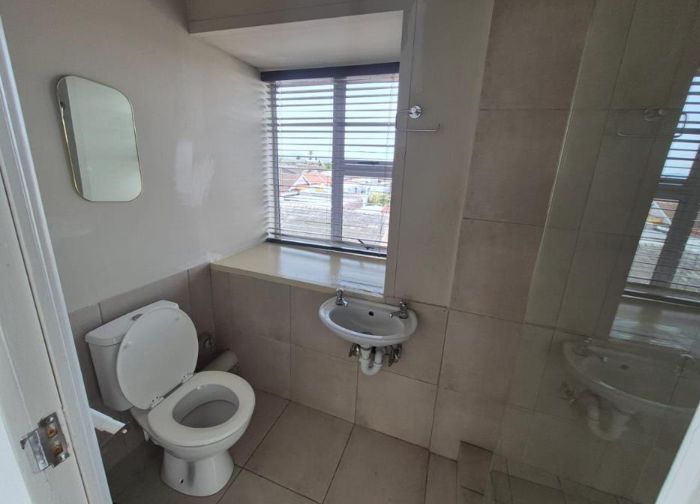 Flat To Rent In Lansdowne