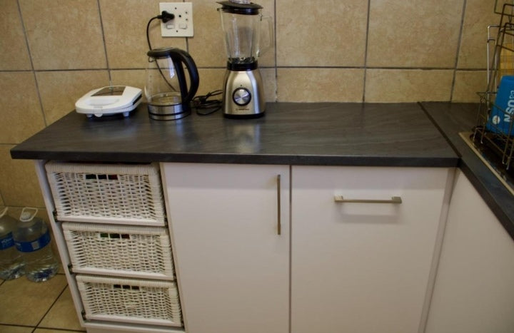Flat to rent in Rosebank
